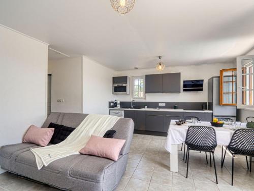 un salon et une cuisine avec un canapé et une table dans l'établissement Apartment Fleurie by Interhome, à Fréjus