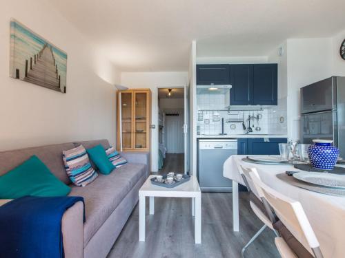 un salon et une cuisine avec un canapé et une table dans l'établissement Apartment Les Terrasses Notre Dame du Port-8 by Interhome, à Capbreton