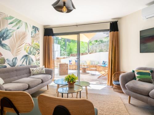 un salon avec un canapé et une table dans l'établissement Holiday Home Ocean forest by Interhome, à Mimizan