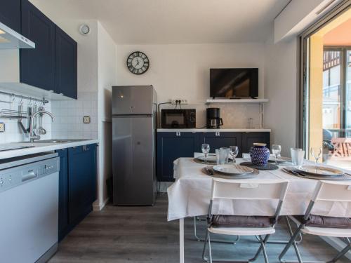 Η κουζίνα ή μικρή κουζίνα στο Apartment Les Terrasses Notre Dame du Port-8 by Interhome