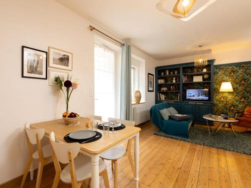 un salon avec une table, des chaises et un canapé dans l'établissement Apartment Ange Fontan by Interhome, à Saint-Malo