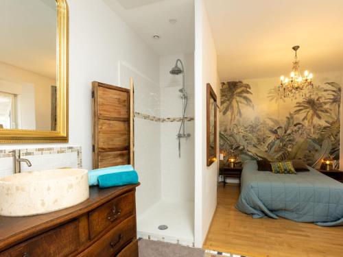 une salle de bain avec un lavabo et un miroir dans l'établissement Apartment Ange Fontan by Interhome, à Saint-Malo