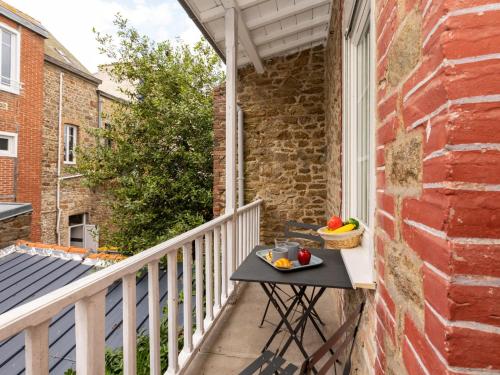 - une table sur un balcon avec un bol de fruits dans l'établissement Apartment Ange Fontan by Interhome, à Saint-Malo