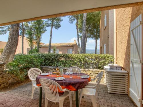 une table et des chaises sur une terrasse avec vue sur l'océan dans l'établissement Apartment Mas de la Madrague-11 by Interhome, à Saint-Cyr-sur-Mer