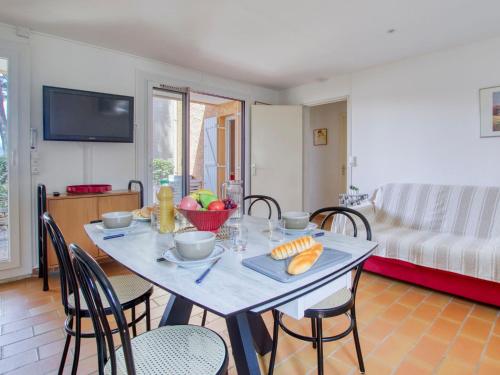 - une salle à manger avec une table et un bol de fruits dans l'établissement Apartment Mas de la Madrague-11 by Interhome, à Saint-Cyr-sur-Mer