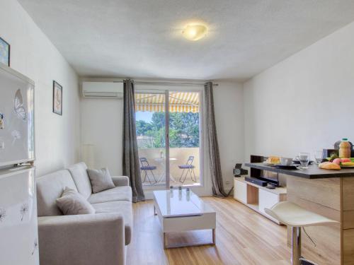 un salon avec un canapé et une table dans l'établissement Studio Les Lavandes-18 by Interhome, à Saint-Cyr-sur-Mer