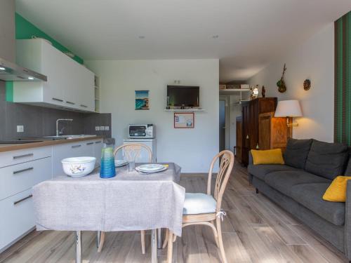 une cuisine et un salon avec une table et des chaises dans l'établissement Studio Biarritz by Interhome, à Capbreton
