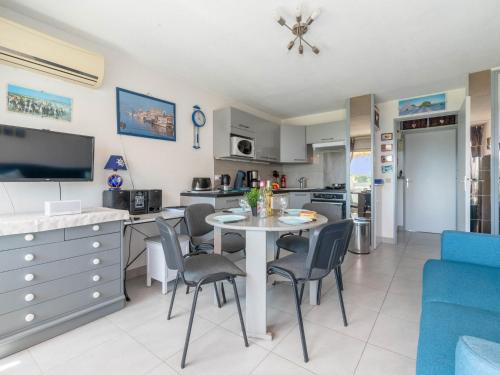 une cuisine et un salon avec une table et des chaises dans l'établissement Apartment Isle Catherine-4 by Interhome, au Grau-du-Roi