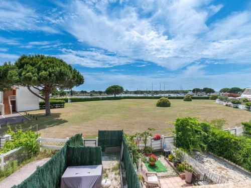 une grande cour avec un grand parc en arrière-plan dans l'établissement Apartment Isle Catherine-4 by Interhome, au Grau-du-Roi