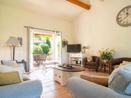 Μια τηλεόραση ή/και κέντρο ψυχαγωγίας στο Holiday Home Petit Paradis Villa 44 by Interhome