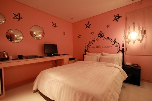 Un pat sau paturi într-o cameră la Shinchon Y Hotel