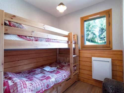 une chambre avec deux lits superposés et une fenêtre dans l'établissement Studio Les Tétras by Interhome, à Saint-Gervais-les-Bains
