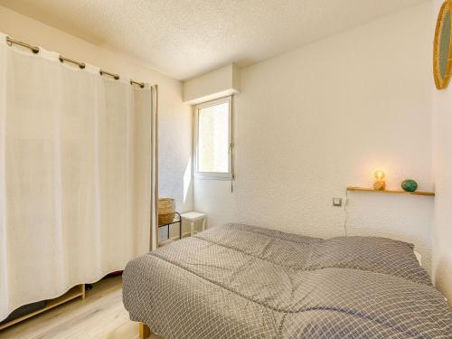 une chambre avec un lit et une fenêtre dans l'établissement Apartment Les Pins by Interhome, à Narbonne-Plage