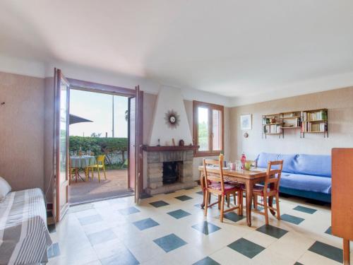 un salon avec une table et un canapé dans l'établissement Apartment Les Vagues by Interhome, à Saint-Cyr-sur-Mer