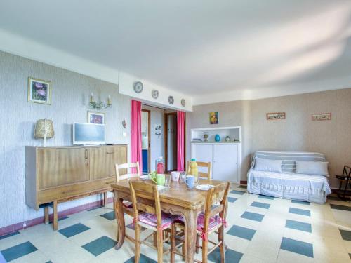 un salon avec une table et un lit dans l'établissement Apartment Les Vagues by Interhome, à Saint-Cyr-sur-Mer