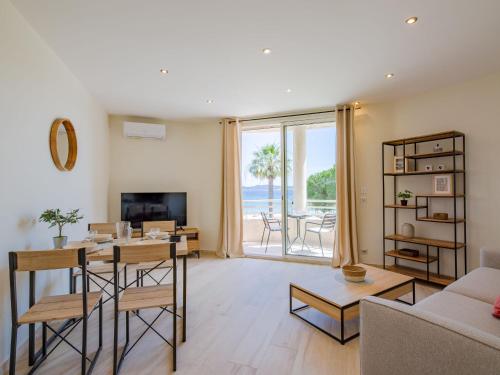 un salon avec un canapé, une table et des chaises dans l'établissement Apartment Les Dauphins-2 by Interhome, à Sainte-Maxime