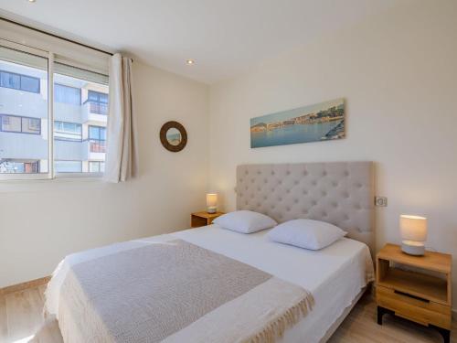 une chambre blanche avec un grand lit et une fenêtre dans l'établissement Apartment Les Dauphins-2 by Interhome, à Sainte-Maxime