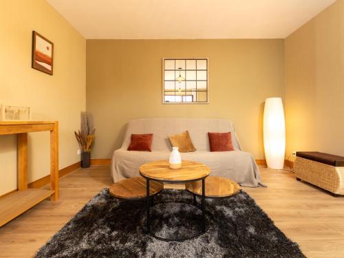 uma sala de estar com uma cama e uma mesa em Apartment Christie by Interhome em Dinard