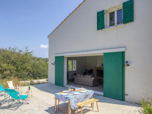 un patio avec une table et des chaises devant une maison dans l'établissement Villa la familiale by Interhome, à La Madrague