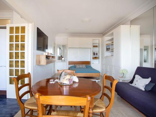 un salon avec une table et un canapé dans l'établissement Apartment le corail by Interhome, à Villeneuve-Loubet