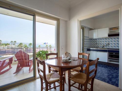 une cuisine et une salle à manger avec une table et des chaises dans l'établissement Apartment le corail by Interhome, à Villeneuve-Loubet