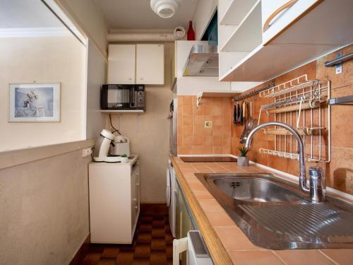 une petite cuisine avec un évier et un comptoir dans l'établissement Studio Le Tiercé by Interhome, à Cagnes-sur-Mer