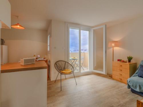 een woonkamer met uitzicht op de oceaan bij Apartment Les Sables d'Or-12 by Interhome in Le Grau-du-Roi