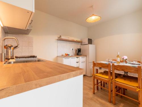 een keuken met een wastafel en een tafel met een aanrecht bij Apartment Les Sables d'Or-12 by Interhome in Le Grau-du-Roi