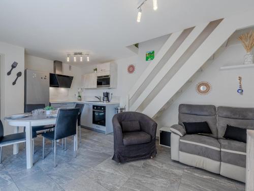 un salon avec un canapé, une table et des chaises dans l'établissement Apartment Les Cabestans 1-2-3-5 by Interhome, au Barcarès