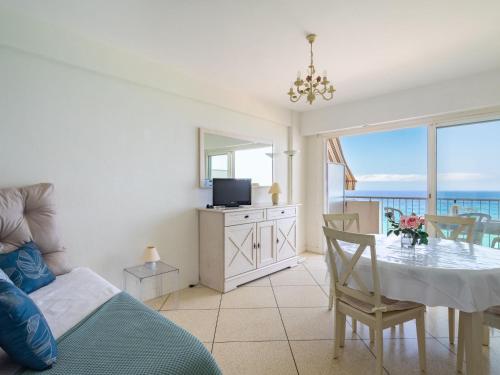 Sala de estar con mesa de comedor y vistas al océano en Apartment La Galiote-2 by Interhome en Le Lavandou