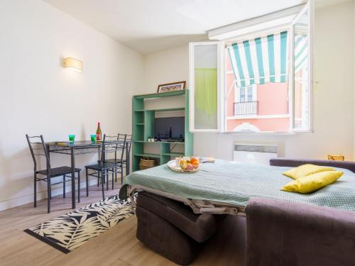 een kamer met een bed, een tafel en een keuken bij Studio Helder by Interhome in Biarritz