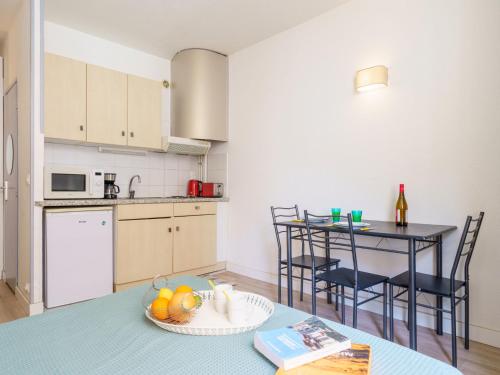 een keuken en eetkamer met een tafel en stoelen bij Studio Helder by Interhome in Biarritz