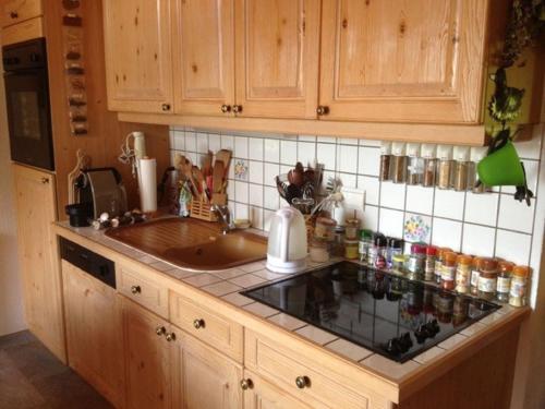 une cuisine avec un évier et un plan de travail dans l'établissement Apartment Village des Oursons Chalet A4 by Interhome, à Chamonix-Mont-Blanc