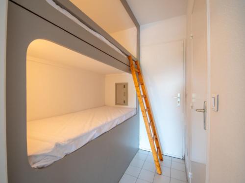 un lit superposé dans une petite pièce avec une échelle dans l'établissement Studio Le Hameau du Soleil-4 by Interhome, à Cavalaire-sur-Mer