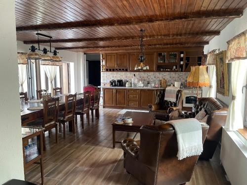 ein Wohnzimmer mit einer Küche und einem Esszimmer in der Unterkunft Бутикова къща за гости Елена село Кипилово in Kipilovo
