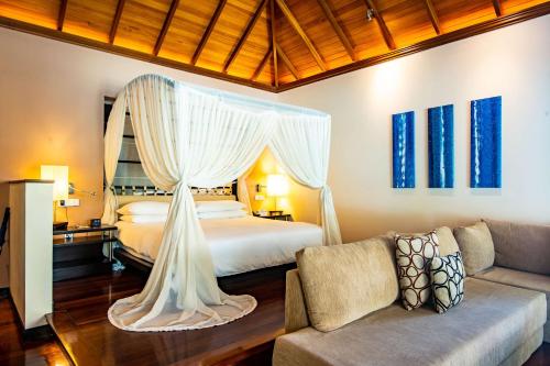 Postel nebo postele na pokoji v ubytování Hilton Seychelles Labriz Resort & Spa
