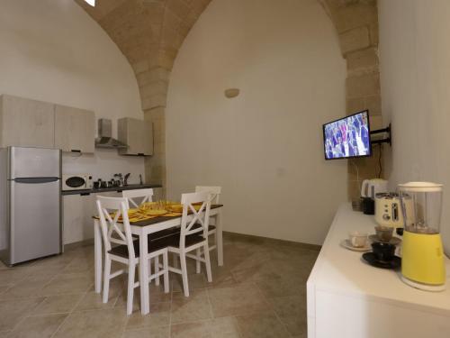een keuken met een tafel en stoelen in een kamer bij Apartment Spicchi di Salento-1 by Interhome in Vernole