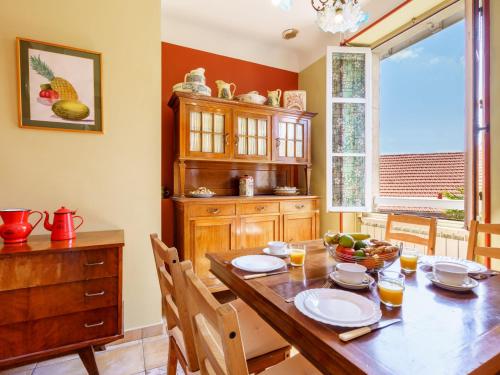 une cuisine avec une table en bois et une salle à manger dans l'établissement Apartment Maison Simonne by Interhome, à Biarritz