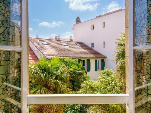 une fenêtre ouverte avec vue sur un bâtiment dans l'établissement Apartment Maison Simonne by Interhome, à Biarritz