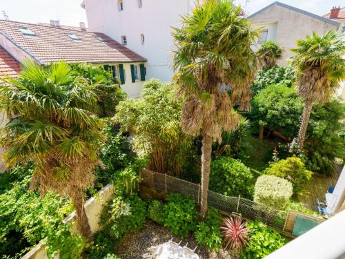 - une vue aérienne sur un jardin planté de palmiers dans l'établissement Apartment Maison Simonne by Interhome, à Biarritz