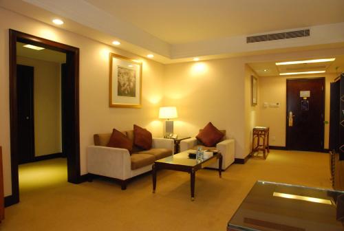 a living room with a couch and a table at 东莞君兰酒店 Grand land hotel in Dongguan