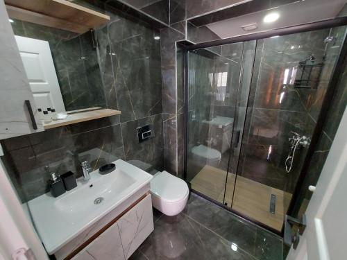 La salle de bains est pourvue d'une douche, d'un lavabo et de toilettes. dans l'établissement Peker Hotel, à Istanbul