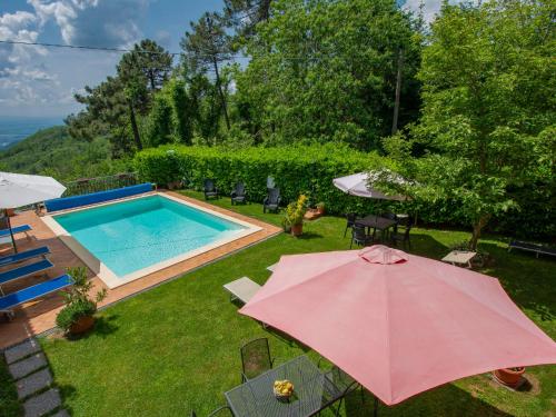 an overhead view of a swimming pool with an umbrella at Apartment Matteo by Interhome in Avaglio