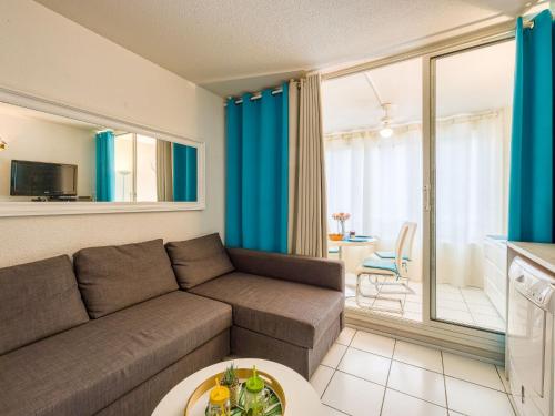un salon avec un canapé et une table dans l'établissement Apartment La Palme d'Or-18 by Interhome, au Cap d'Agde