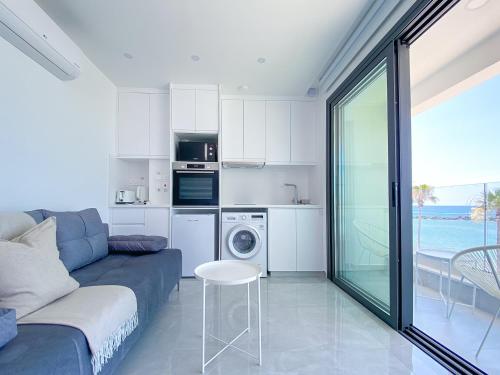 un soggiorno con divano e una cucina di Phaedrus Living: Marina Sea View Flat 214 Gold a Paphos