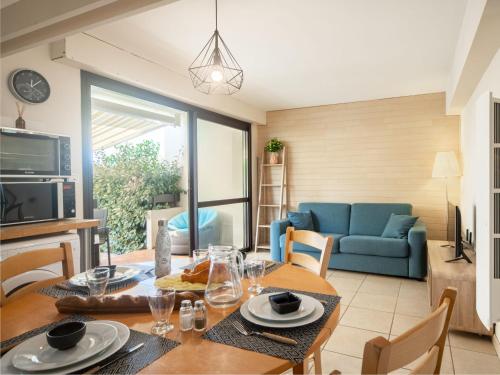 une cuisine et un salon avec une table et un canapé dans l'établissement Apartment Palombe by Interhome, à Mimizan