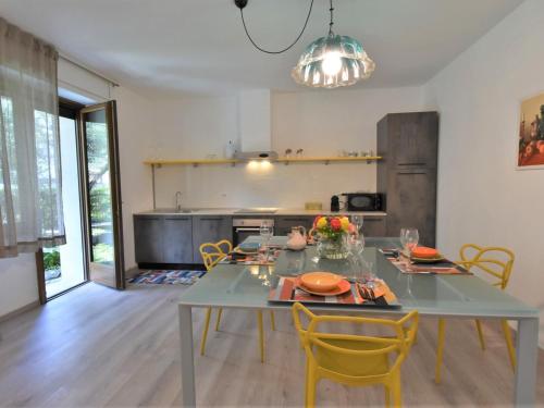 una cucina e una sala da pranzo con tavolo e sedie di Apartment La Casa di Lara by Interhome a Morbegno