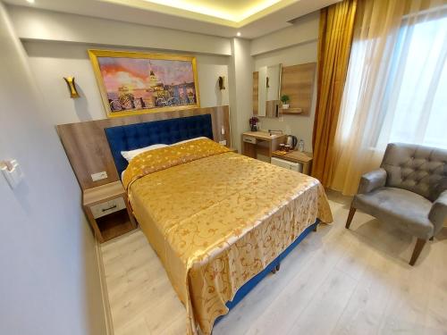 - une chambre avec un lit king-size et une chaise dans l'établissement Peker Hotel, à Istanbul