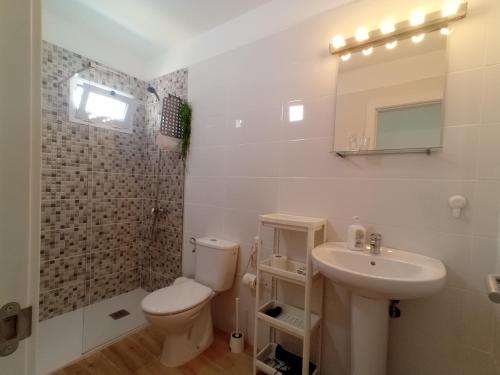 uma casa de banho branca com um WC e um lavatório em Babo Lanzarote em Playa Blanca