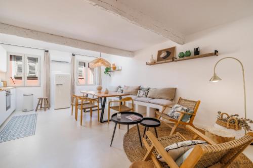 une cuisine et un salon avec une table et des chaises dans l'établissement Nice Renting - NEUVE - Luxury Triplex Old Town Massena Garibaldi - 4 BedRoom - AC, à Nice